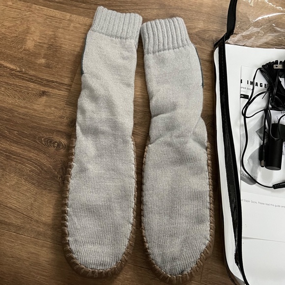 EUC Sharper Image Rechargeable Heated Gray Slipper Socks Sz S/M - Picture 8 of 10